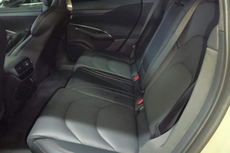 Used Xiaomi Auto SU7 2024 Rear-Drive Ultra-Long Range Advanced Pro-Level Intelligent Driving Version Left Rear Seat