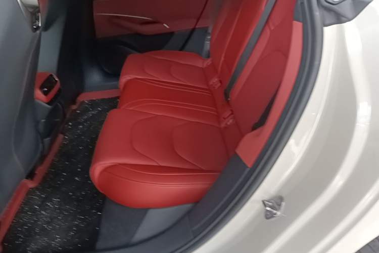 Used Xiaomi Auto SU7 2024 Rear-Drive Ultra-Long Range Advanced Pro-Level Intelligent Driving Version Left Rear Seat