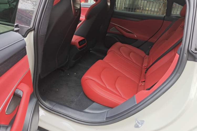 Used Xiaomi Auto SU7 2024 Rear-Drive Ultra-Long Range Advanced Pro-Level Intelligent Driving Version Left Rear Seat