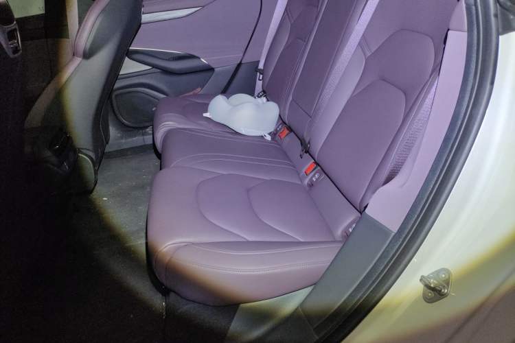 Used Xiaomi Auto SU7 2024 Four-Wheel Drive Ultra-Long Range Advanced Intelligent Driving Max Edition Left Rear Seat