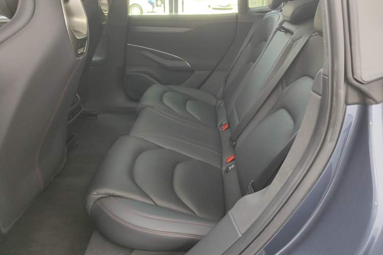 Used Xiaomi Auto SU7 2024 Rear-Drive Ultra-Long Range Advanced Pro-Level Intelligent Driving Version Left Rear Seat