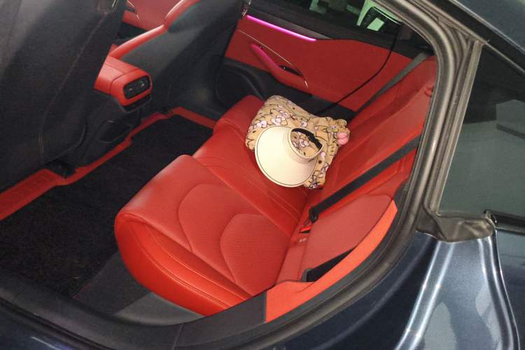 Used Xiaomi Auto SU7 2024 Rear-Drive Ultra-Long Range Advanced Pro-Level Intelligent Driving Version Left Rear Seat