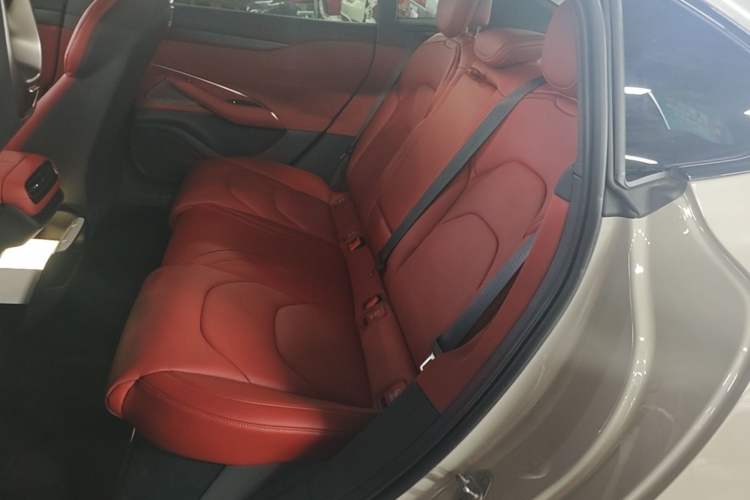 Used Xiaomi Auto SU7 2024 Rear-Drive Ultra-Long Range Advanced Pro-Level Intelligent Driving Version Left Rear Seat