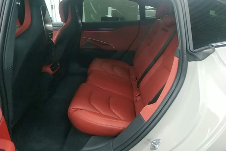 Used Xiaomi Auto SU7 2024 Rear-Drive Ultra-Long Range Advanced Pro-Level Intelligent Driving Version Left Rear Seat