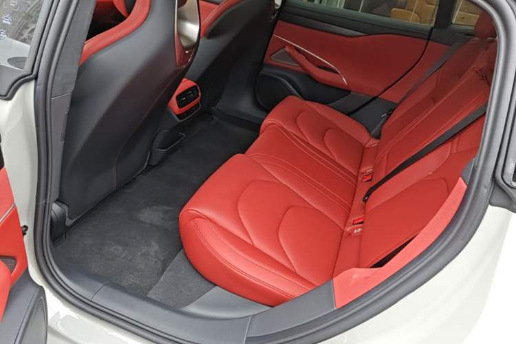 Used Xiaomi Auto SU7 2024 Four-Wheel Drive Ultra-Long Range Advanced Intelligent Driving Max Edition Left Rear Seat