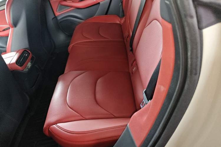 Used Xiaomi Auto SU7 2024 Four-Wheel Drive Ultra-Long Range Advanced Intelligent Driving Max Edition Left Rear Seat