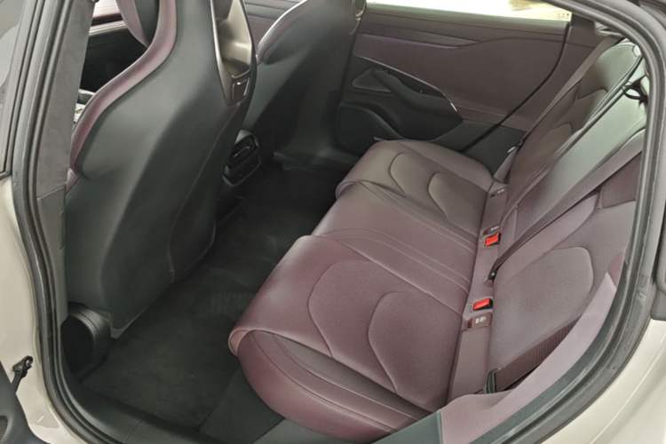 Used Xiaomi Auto SU7 2024 Four-Wheel Drive Ultra-Long Range Advanced Intelligent Driving Max Edition Left Rear Seat