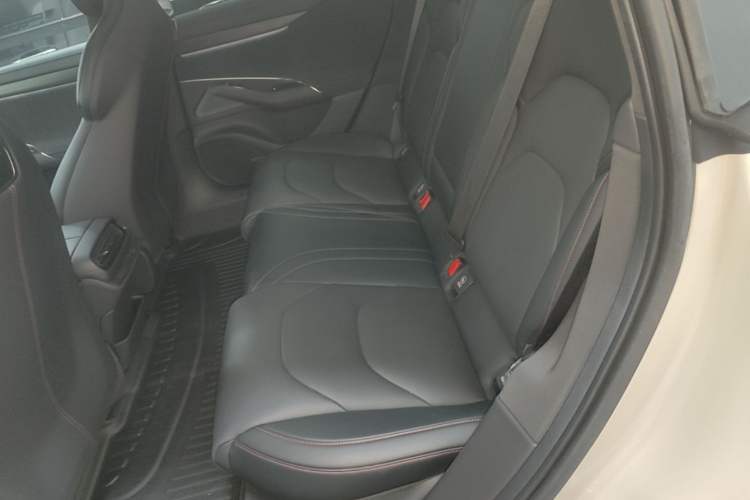 Used Xiaomi Auto SU7 2024 Four-Wheel Drive Ultra-Long Range Advanced Intelligent Driving Max Edition Left Rear Seat