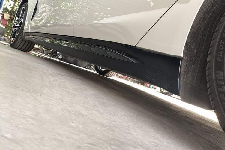 Used Xiaomi Auto SU7 2024 Rear-Drive Ultra-Long Range Advanced Pro-Level Intelligent Driving Version Left Side Sill