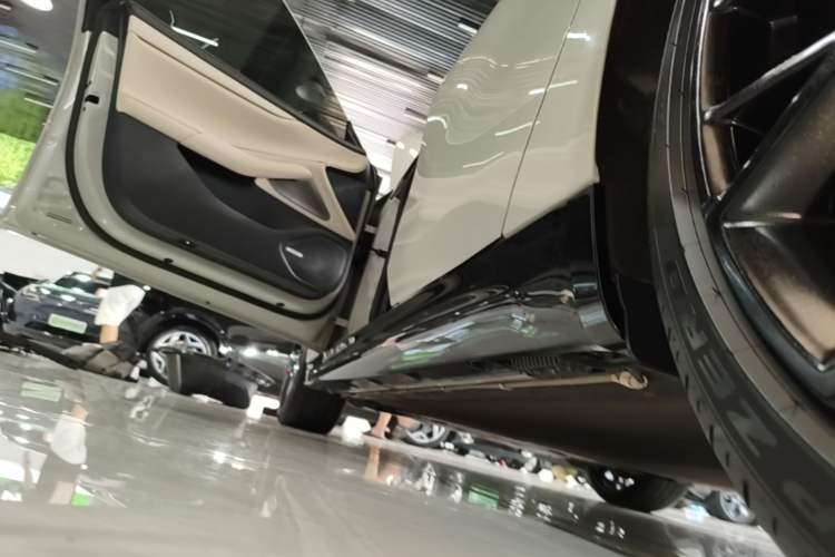 Used Xiaomi Auto SU7 2024 Four-Wheel Drive Ultra-Long Range Advanced Intelligent Driving Max Edition Left Side Sill
