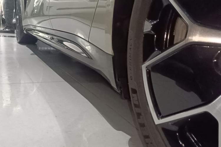 Used Xiaomi Auto SU7 2024 Rear-Drive Long-Range Intelligent Driving Version Left Side Sill
