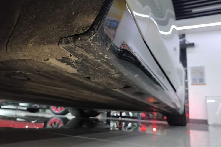 Used Xiaomi Auto SU7 2024 Four-Wheel Drive Ultra-Long Range Advanced Intelligent Driving Max Edition Left Side Sill