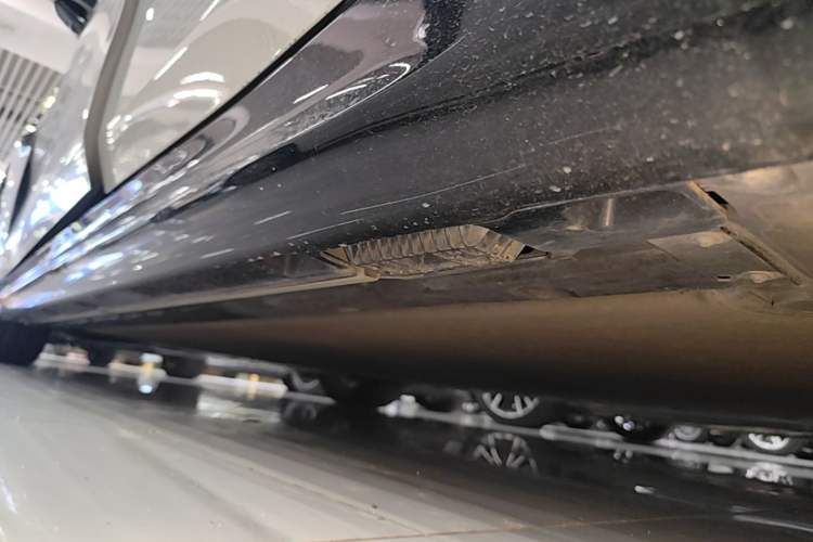 Used Xiaomi Auto SU7 2024 Four-Wheel Drive Ultra-Long Range Advanced Intelligent Driving Max Edition Left Side Sill