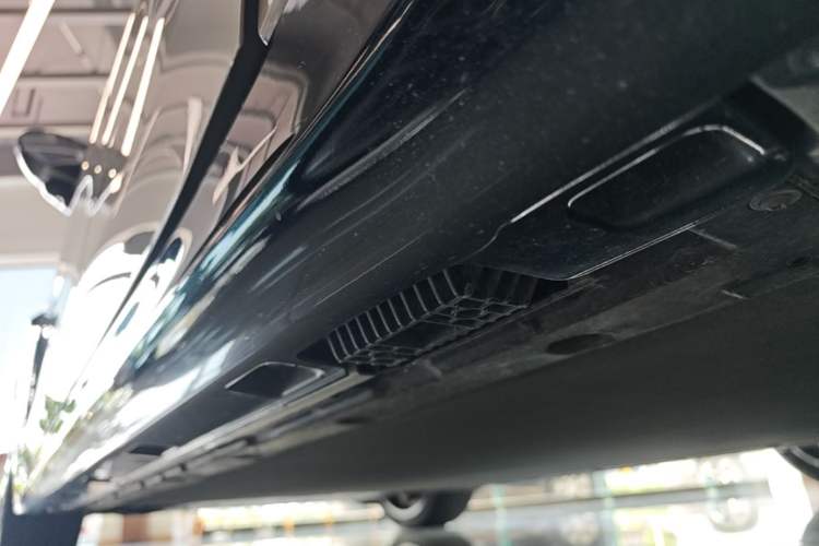 Used Xiaomi Auto SU7 2024 Rear-Drive Ultra-Long Range Advanced Pro-Level Intelligent Driving Version Left Side Sill