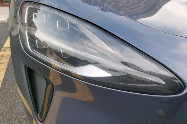 Used Xiaomi Auto SU7 2024 Rear-Drive Ultra-Long Range Advanced Pro-Level Intelligent Driving Version Right Front Headlight