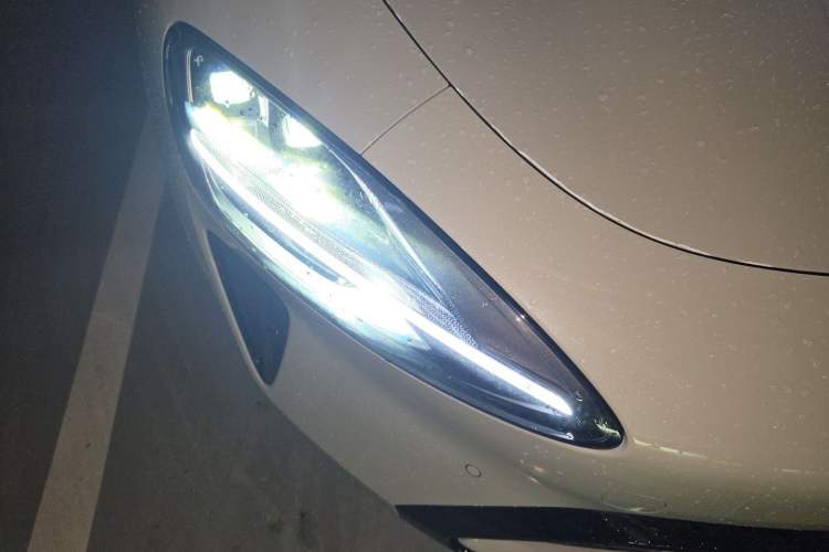 Used Xiaomi Auto SU7 2024 Rear-Drive Ultra-Long Range Advanced Pro-Level Intelligent Driving Version Right Front Headlight