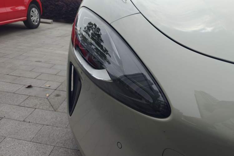 Used Xiaomi Auto SU7 2024 Four-Wheel Drive Ultra-Long Range Advanced Intelligent Driving Max Edition Right Front Headlight