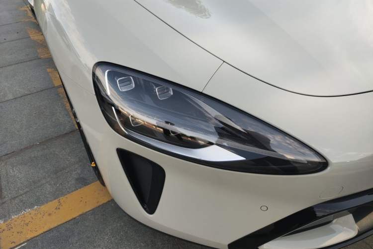 Used Xiaomi Auto SU7 2024 Four-Wheel Drive Ultra-Long Range Advanced Intelligent Driving Max Edition Right Front Headlight