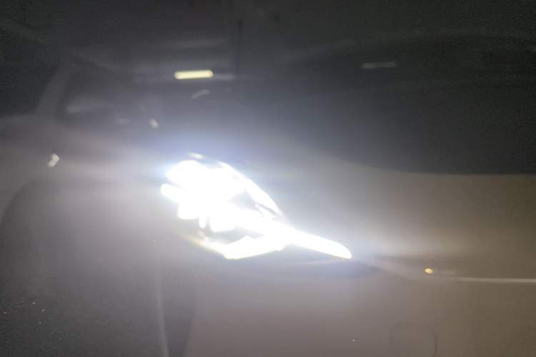 Used Xiaomi Auto SU7 2024 Four-Wheel Drive Ultra-Long Range Advanced Intelligent Driving Max Edition Right Front Headlight
