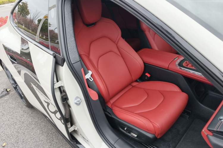 Used Xiaomi Auto SU7 2024 Rear-Drive Long-Range Intelligent Driving Version Right Front Seat