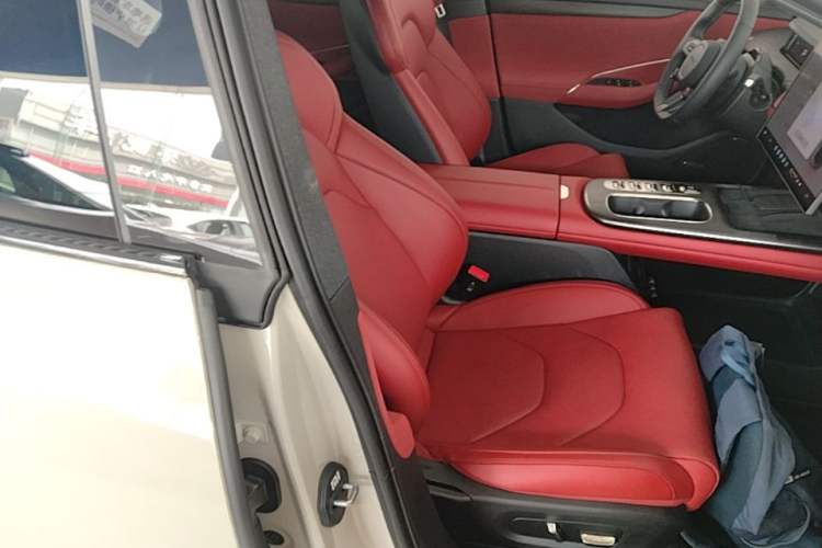Used Xiaomi Auto SU7 2024 Rear-Drive Ultra-Long Range Advanced Pro-Level Intelligent Driving Version Right Front Seat