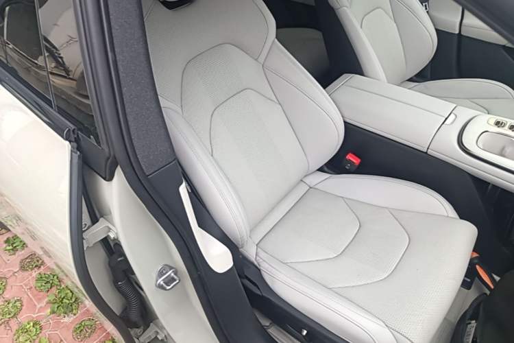 Used Xiaomi Auto SU7 2024 Rear-Drive Ultra-Long Range Advanced Pro-Level Intelligent Driving Version Right Front Seat