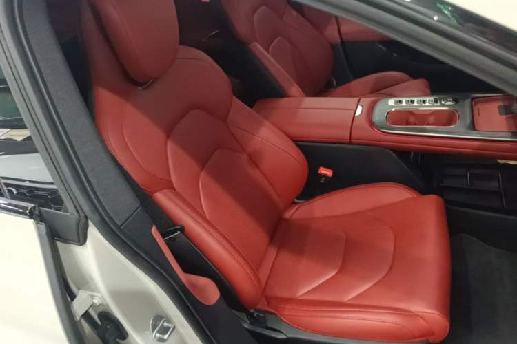 Used Xiaomi Auto SU7 2024 Rear-Drive Ultra-Long Range Advanced Pro-Level Intelligent Driving Version Right Front Seat