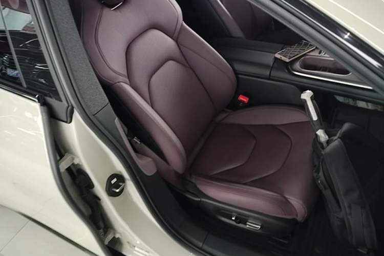 Used Xiaomi Auto SU7 2024 Rear-Drive Long-Range Intelligent Driving Version Right Front Seat