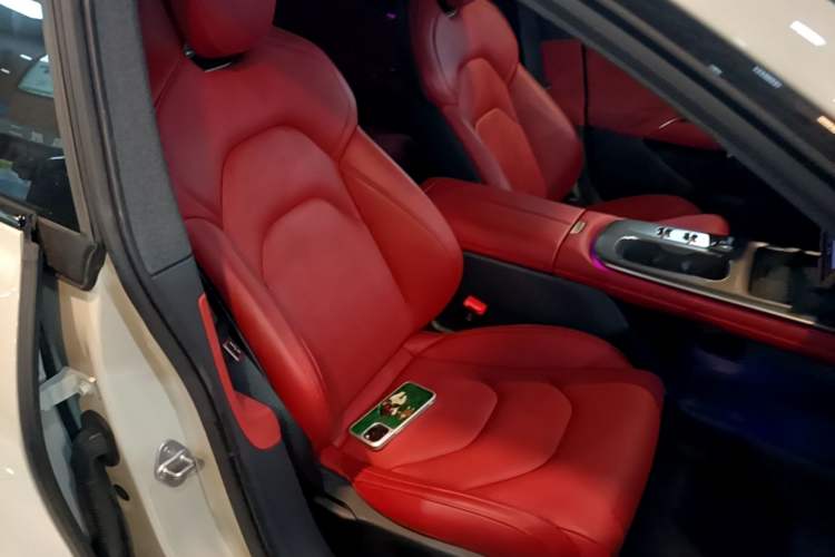 Used Xiaomi Auto SU7 2024 Rear-Drive Long-Range Intelligent Driving Version Right Front Seat