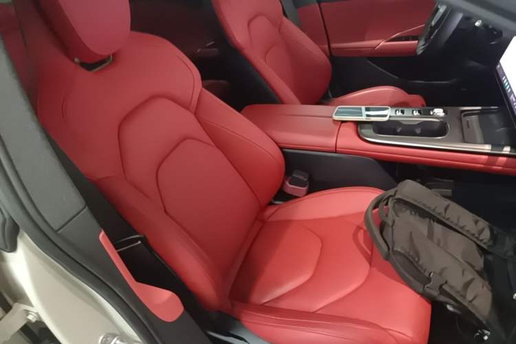 Used Xiaomi Auto SU7 2024 Rear-Drive Long-Range Intelligent Driving Version Right Front Seat