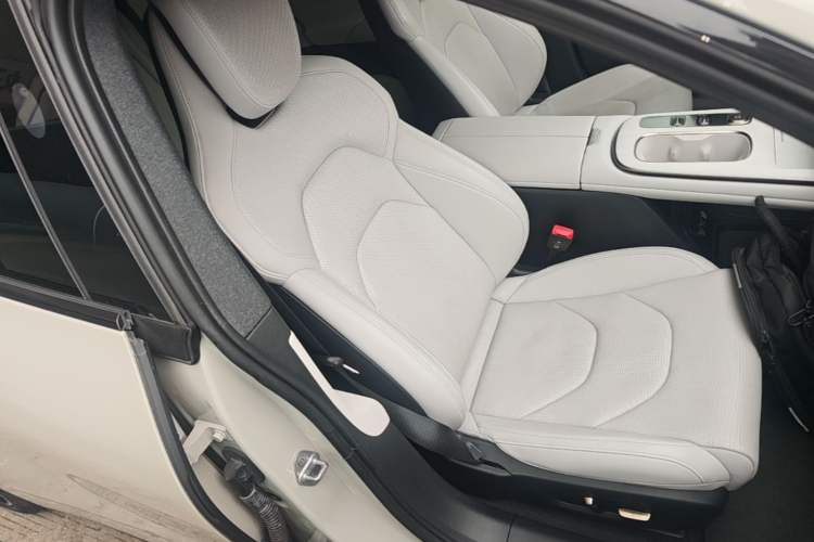 Used Xiaomi Auto SU7 2024 Rear-Drive Long-Range Intelligent Driving Version Right Front Seat