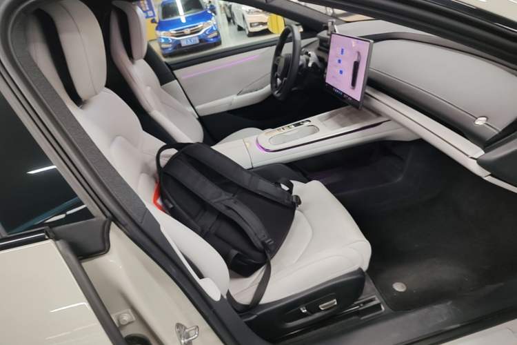 Used Xiaomi Auto SU7 2024 Rear-Drive Long-Range Intelligent Driving Version Right Front Seat