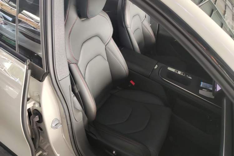 Used Xiaomi Auto SU7 2024 Rear-Drive Ultra-Long Range Advanced Pro-Level Intelligent Driving Version Right Front Seat