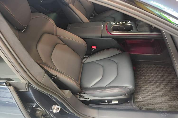 Used Xiaomi Auto SU7 2024 Four-Wheel Drive Ultra-Long Range Advanced Intelligent Driving Max Edition Right Front Seat