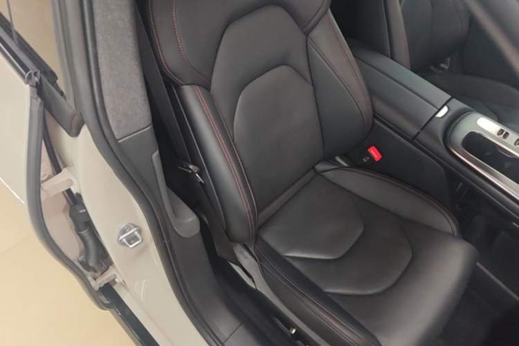 Used Xiaomi Auto SU7 2024 Rear-Drive Long-Range Intelligent Driving Version Right Front Seat
