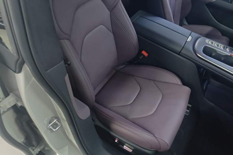 Used Xiaomi Auto SU7 2024 Four-Wheel Drive Ultra-Long Range Advanced Intelligent Driving Max Edition Right Front Seat