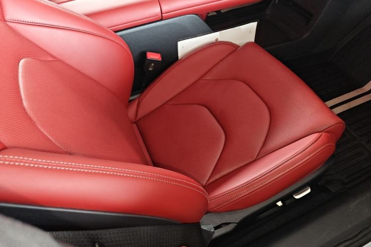 Used Xiaomi Auto SU7 2024 Four-Wheel Drive Ultra-Long Range Advanced Intelligent Driving Max Edition Right Front Seat