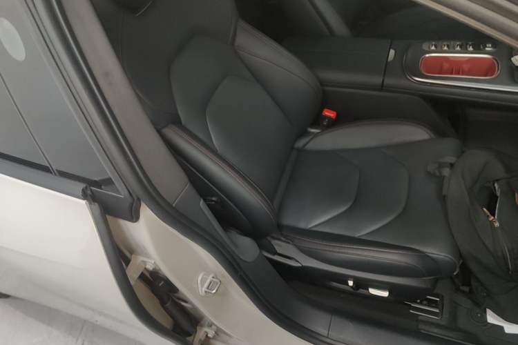 Used Xiaomi Auto SU7 2024 Four-Wheel Drive Ultra-Long Range Advanced Intelligent Driving Max Edition Right Front Seat