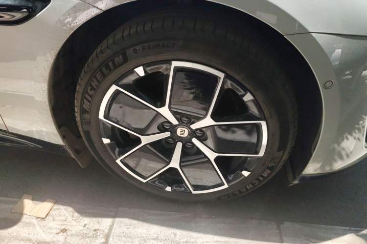 Used Xiaomi Auto SU7 2024 Rear-Drive Standard Founder Edition Right Front Wheel Hub