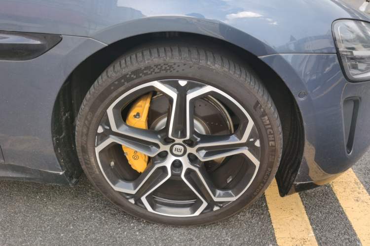 Used Xiaomi Auto SU7 2024 Rear-Drive Ultra-Long Range Advanced Pro-Level Intelligent Driving Version Right Front Wheel Hub