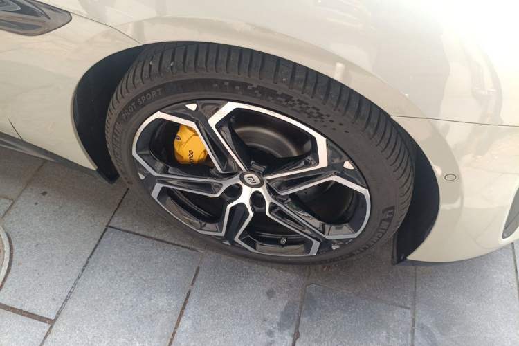 Used Xiaomi Auto SU7 2024 Four-Wheel Drive Ultra-Long Range Advanced Intelligent Driving Max Edition Right Front Wheel Hub