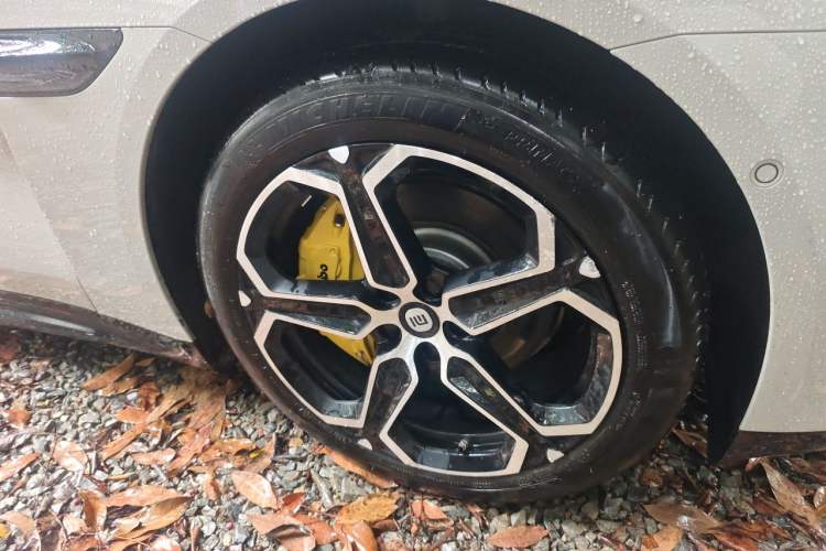Used Xiaomi Auto SU7 2024 Rear-Drive Ultra-Long Range Advanced Pro-Level Intelligent Driving Version Right Front Wheel Hub