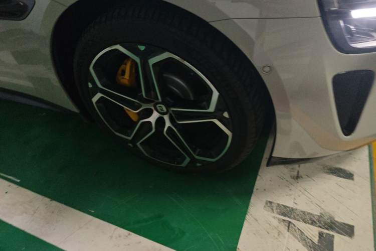 Used Xiaomi Auto SU7 2024 Rear-Drive Ultra-Long Range Advanced Pro-Level Intelligent Driving Version Right Front Wheel Hub