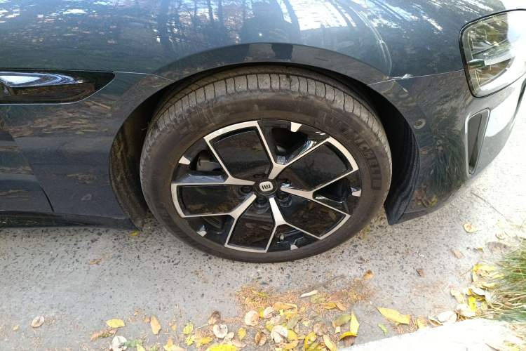 Used Xiaomi Auto SU7 2024 Rear-Drive Standard Founder Edition Right Front Wheel Hub