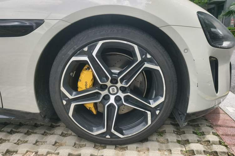 Used Xiaomi Auto SU7 2024 Four-Wheel Drive Ultra-Long Range Advanced Intelligent Driving Max Edition Right Front Wheel Hub