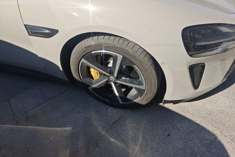Used Xiaomi Auto SU7 2024 Four-Wheel Drive Ultra-Long Range Advanced Intelligent Driving Max Edition Right Front Wheel Hub