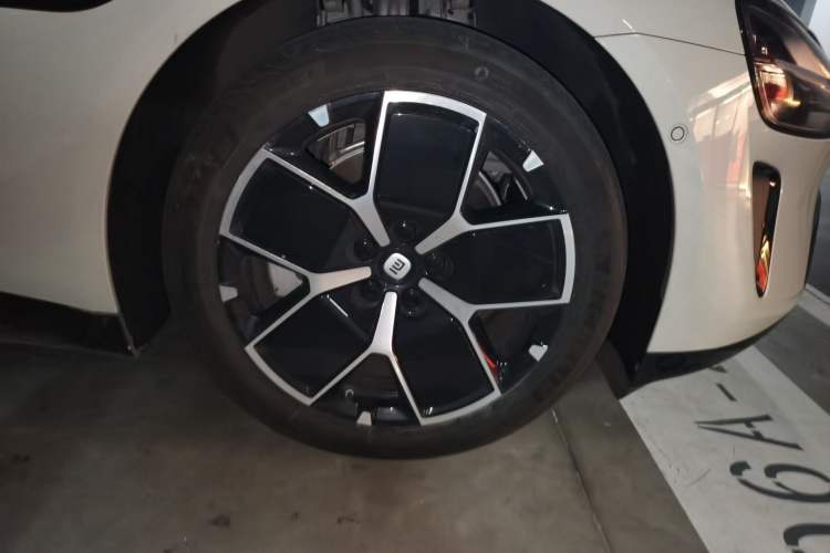 Used Xiaomi Auto SU7 2024 Rear-Drive Long-Range Intelligent Driving Version Right Front Wheel Hub