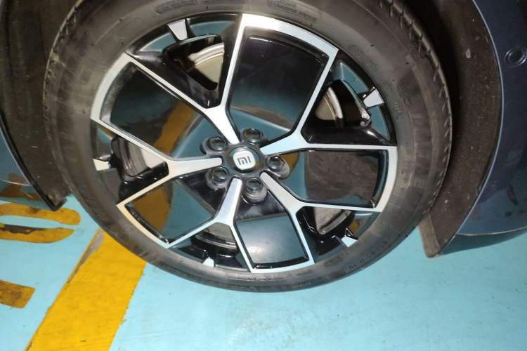 Used Xiaomi Auto SU7 2024 Rear-Drive Ultra-Long Range Advanced Pro-Level Intelligent Driving Version Right Front Wheel Hub
