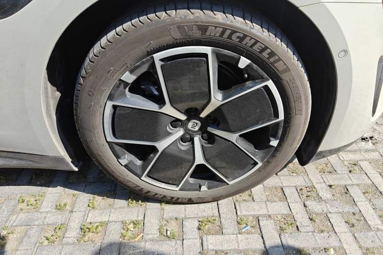 Used Xiaomi Auto SU7 2024 Rear-Drive Ultra-Long Range Advanced Pro-Level Intelligent Driving Version Right Front Wheel Hub