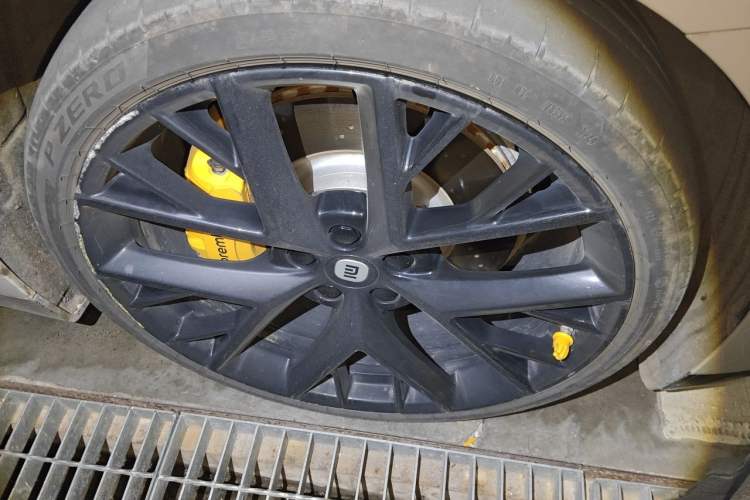Used Xiaomi Auto SU7 2024 Four-Wheel Drive Ultra-Long Range Advanced Intelligent Driving Max Edition Right Front Wheel Hub